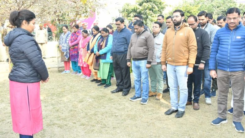 बदायूँ।शहीद दिवस पर दो मिनट का मौन धारण कर सेवा और बलिदान को किया याद