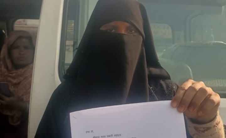 हापुड़।गर्भपात कराने का लगाया आरोप तहरीर देकर कानूनी कार्रवाई की लगाई गुहार लेखराज कौशल । हापुड़