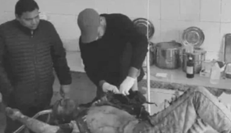 बदायूं।नए साल के पहले दिन एस एस पी आफिस गेट पर पुलिस से पीड़ित युवक ने किया आत्मदाह का प्रयास हालत गंभीर।