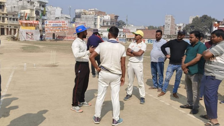 बलिया।डायमण्ड क्रिकेट कप मे वाराणसी ने दिल्ली को हराकर सेमी फाइनल मैच जीता।