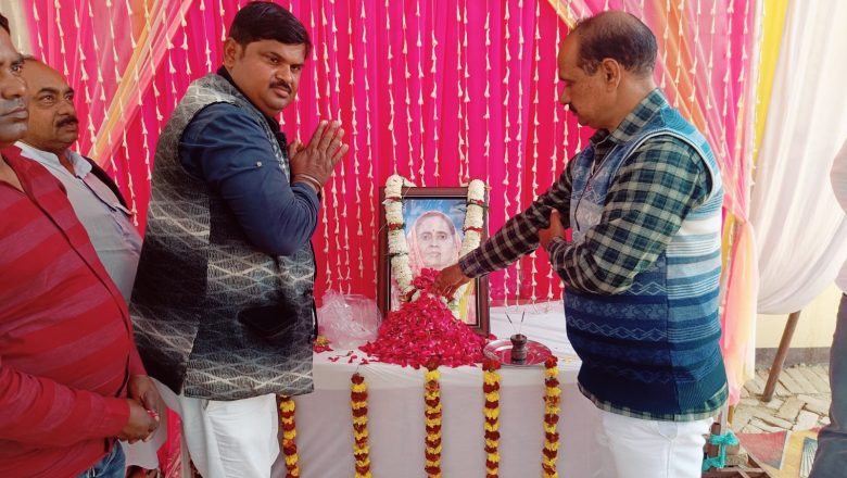 बलिया ।नगरा के शिक्षकों की सराहनीय पहल : BEO आरपी सिंह के नेतृत्व में दिवंगत अध्यापिका अनीता सिंह के घर जाकर परिजनों को सौंपा 1.09 लाख