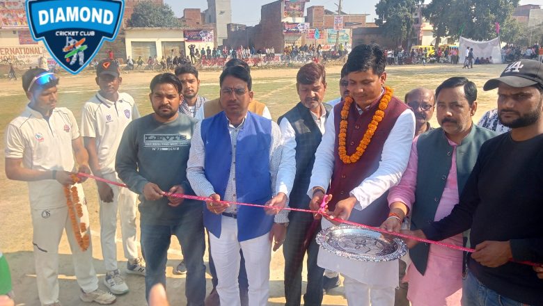 बलिया।डायमंड क्रिकेट प्रतियोगिता के दुसरा सेमीफाइनल मैच जौनपुर को हराकर भदोही ने जीत का परचम लहराया 