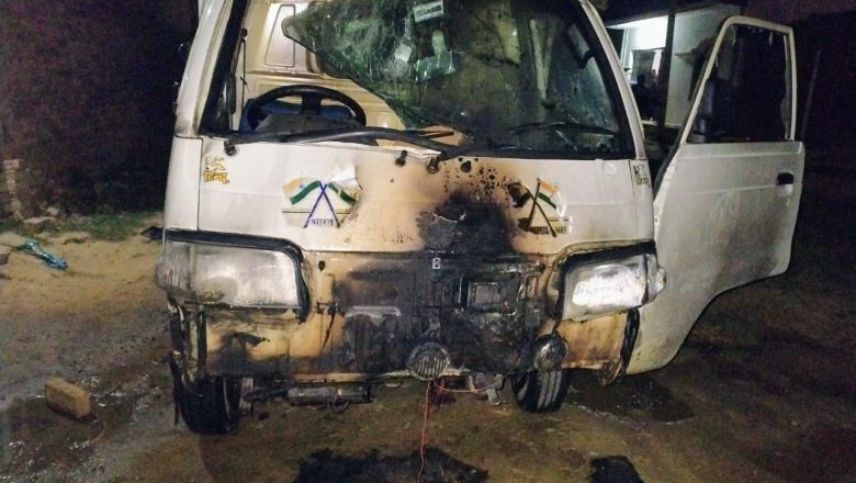 आजमगढ़।अहरौला बाजार में अराजक तत्वों ने मैजिक जलाई, व्यापारियों में आक्रोश 