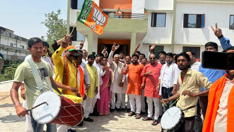 आजमगढ़।दिल्ली और उपचुनाव मिल्कीपुर में प्रचंड जीत पर भाजपा कार्यकर्ताओं ने मिठाई खिलाकर खुशी जाहिर किया