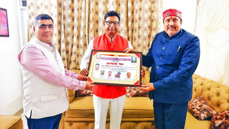 आजमगढ़।उत्तर प्रदेश साहित्य सभा के राष्ट्रीय समन्वयक गिरधर खरे को आइडियल के राष्ट्रीय महासचिव संजय पांडेय ने सम्मानित किया किया।