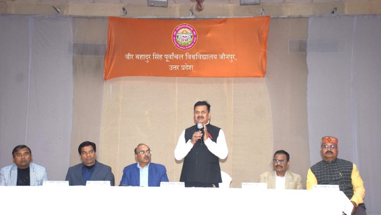 जौनपुर।प्राथमिकता पर करे है स्मार्टफोन और टैबलेट वितरण – डीएम 