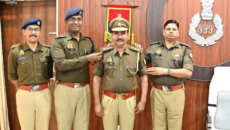 आजमगढ़।उप-निरीक्षक से पदोन्नत होकर बने निरीक्षक को पुलिस अधीक्षक ने स्टार लगाकर दी बधाई।