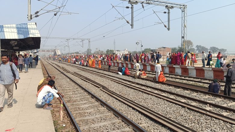 सिमरी बख्तियारपुर रेलवे स्टेशन से गंगा स्नान करने वाले श्रद्धालुओं की उमड़ी भीड़