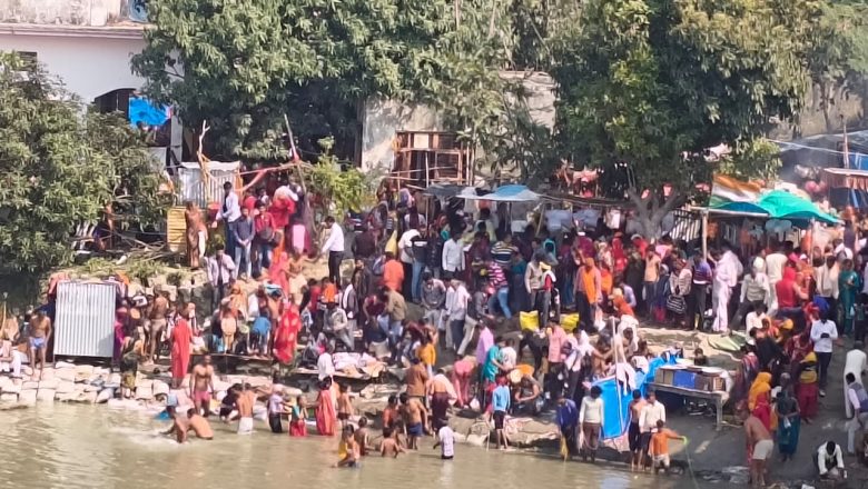 बदायूं।अटेना घाट पर हजारों श्रद्धालुओं ने लगाई आस्था की डुबकी।