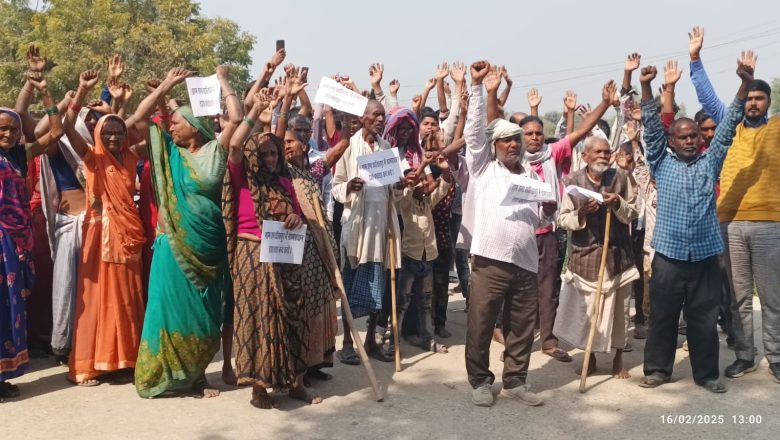 आजमगढ़।अहरौला के खालिसपुर गांव के ग्रामीणों ने ग्राम प्रधान पर लगाया लूट का आरोप , किया प्रदर्शन 