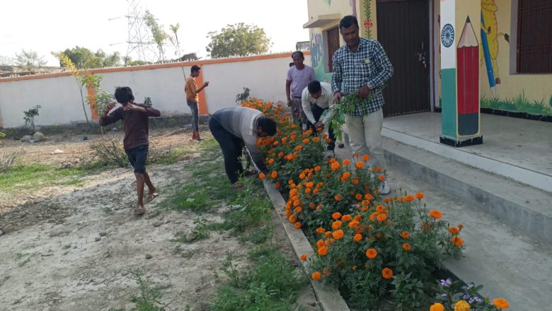 भदोही।मां के नाम एक पेड़ थीम के तहत किया गया पौधारोपण पर्यावरण बचाने का लिया गया संकल्प।