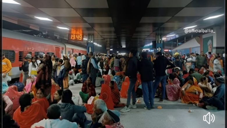 बलिया रेलवे स्टेशन पर कुंभ जाने वालों की भारी भीड़, इमरजेंसी खिड़की से घुसकर खोला बंद गेट, लात-घूंसे तक पहुंचे यात्री