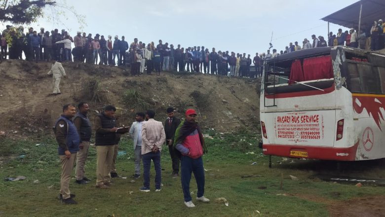 बदायूँ।बारात से वापस आ रही तेज रफ्तार बस ने खाई तीन पलथी और हो गई सीधी 6 लोग घायल।