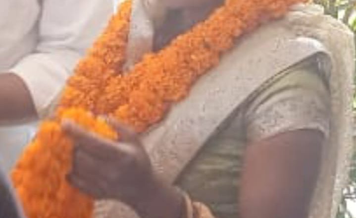 जौनपुर।पूर्व प्रधान की पुत्रवधू ने 217 मतों से  उप चुनाव में  जीत हासिल की।