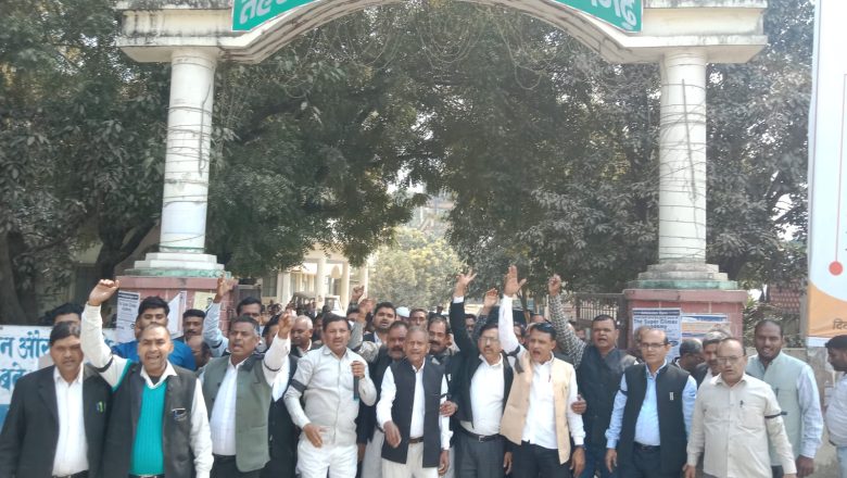 आजमगढ़।अधिवक्ता संशोधन विधेयक के विरोध में अधिवक्ताओं ने अपने हाथों में काली पट्टी बांध किया प्रदर्शन, लगाए नारे 