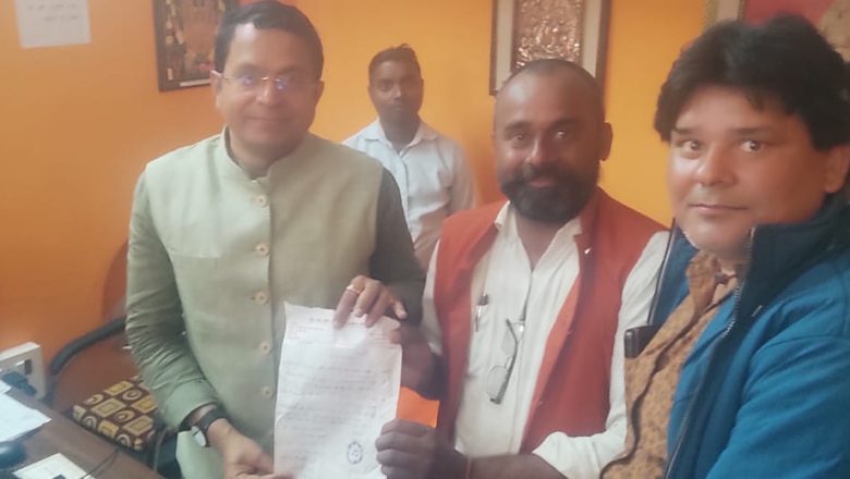 भदोही।रेलवे फाटक ,सड़क ,सोलर लाइट के लिए सांसद डॉक्टर विनोद कुमार बिंद को ज्ञापन देते ग्राम प्रधान प्रतिनिधिमंडल