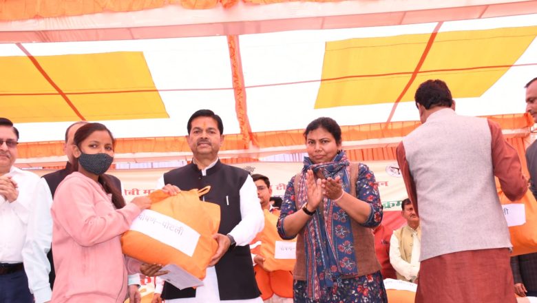 बदायूँ।केंद्रीय राज्यमंत्री ने 20 टी बी के मरीजों को गोद लेकर उपलब्ध कराई पोषण पोटली