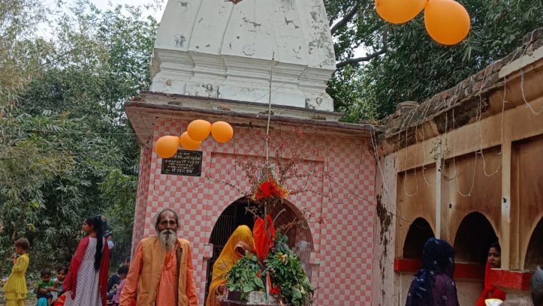 बलिया।महाशिवरात्रि पर शिवालयों मे लगी रही श्रद्धालुओं की भीड़ ।