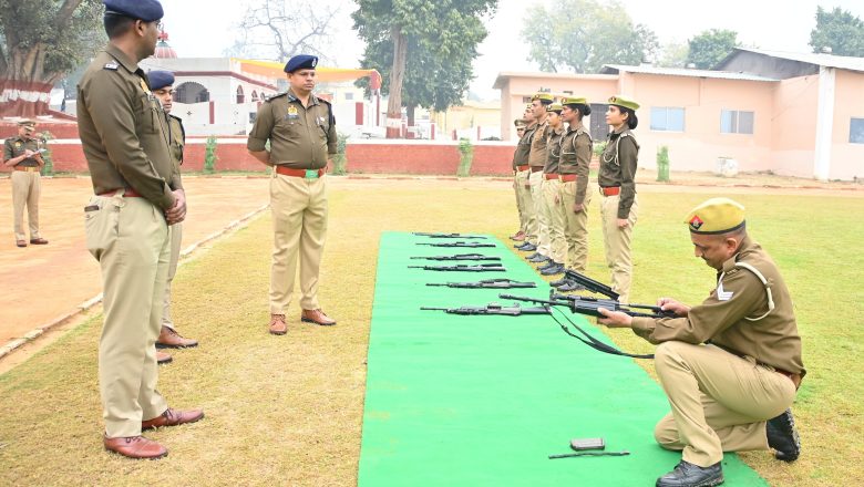 आजमगढ़।वरिष्ठ पुलिस अधीक्षक ने शुक्रवार की परेड का किया निरीक्षण; परेड की ली सलामी