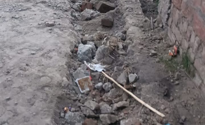 बलिया।जलापूर्ति के लिए पाईप लगाने हेतु खोदी गयी सड़क से ग्रामीण परेशान 