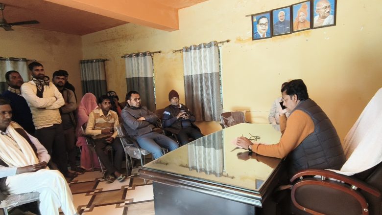 बदायूँ।विकास खंड उसावां में ब्लाक प्रमुख पति ने पंचायत कार्यालय पर सुनी जनता की समस्याएं