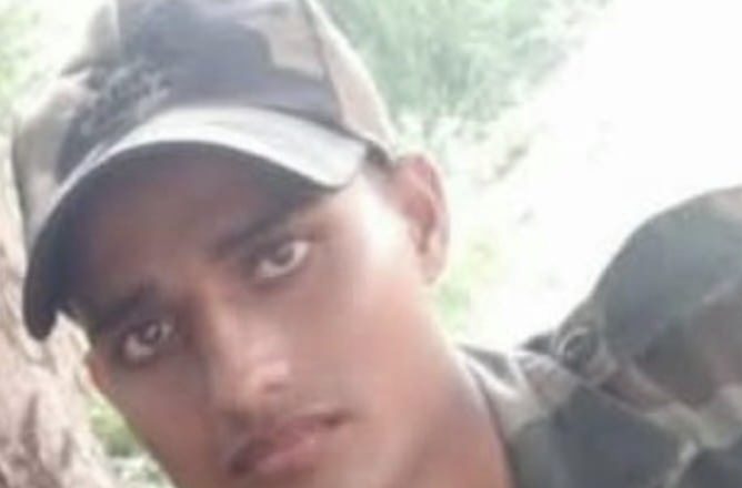 आजमगढ़।दुर्घटना में शहीद हुए सेना में तैनात जवान का पैतृक आवास बक्शीपुर बघावर में पहुंचा शव, उमड़ी लोगों की भीड़, जुलूस निकालकर लोगों ने दी श्रद्धांजलि 