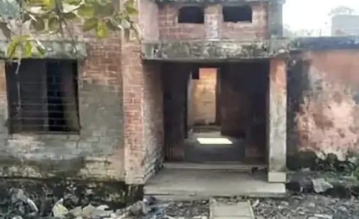 बलिया।पांच साल बाद भी नगरा बाजार में नहीं बन सका सार्वजनिक शौचालय।