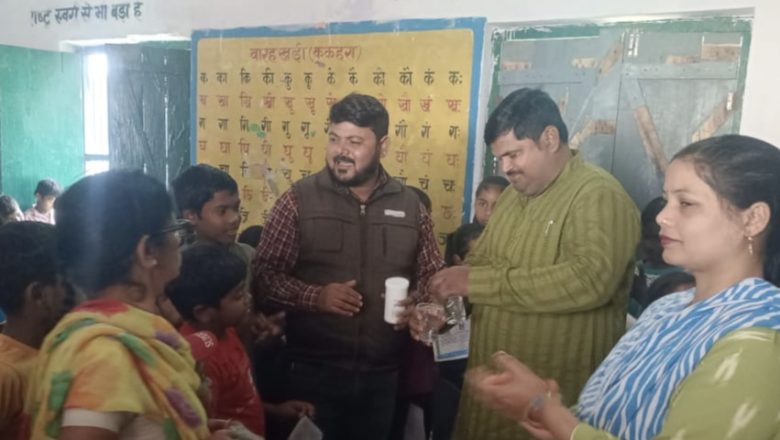 बलिया।बच्चों को खिलाई गई फाइलेरिया रोधी दवा की खुराक। 