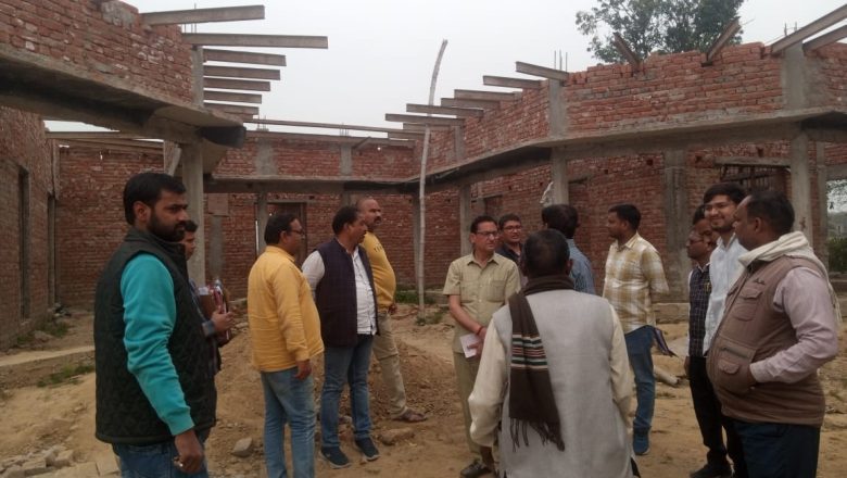 आजमगढ़।पूर्व प्रधान की शिकायत पर वर्तमान प्रधान के कार्यों के जांच को पहुंची टीम 