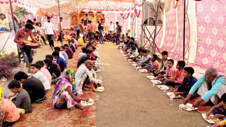 बदायूँ। क्षेत्र के गांव  रिजोला में राम  कथा के समापन पर भंडारे का आयोजन , हजारों श्रद्धालुओं ने किया प्रसाद ग्रहण।