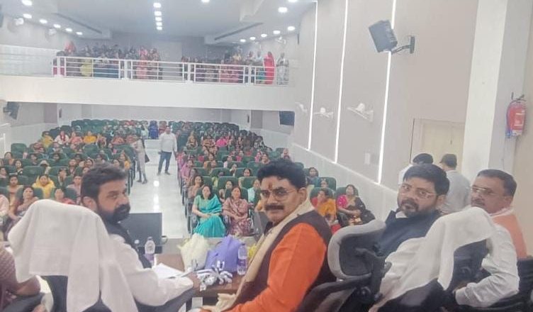 जौनपुर।हमारी सरकार ने महिलाओं को सबसे ज्यादा सम्मान दिया, महिला उत्थान के लिए सरकार सदैव प्रयासरत: राज्य मंत्री दयाशंकर मिश्र (दयालु)