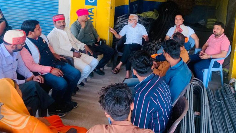 आजमगढ़।शिवसेना के प्रदेश सह संगठन मंत्री प्रमोद तिवारी ने व्यापारियों और पदाधिकारी के साथ बैठक की।