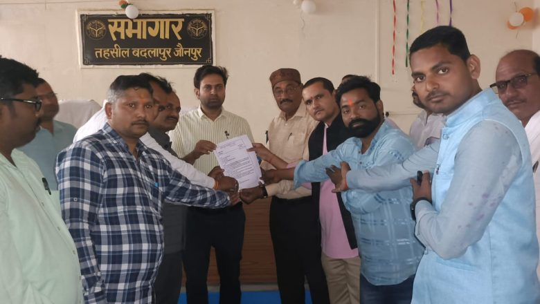 जौनपुर।पत्रकार की हत्या के विरोध में दिया गया ज्ञापन।