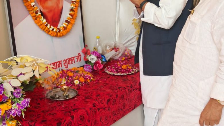 बलिया।बिहार व झारखंड के भाजपा संगठन मन्त्री ने घनश्याम शुक्ला को दी श्रद्धांजलि 