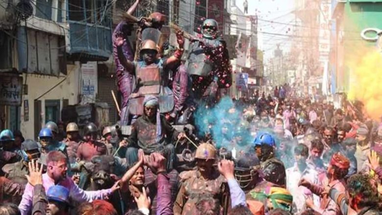 शाहजहांपुर ।होली पर शांतिपूर्ण ढंग से निकला लाट साहब का जुलूस जगह जगह मुस्लिमों ने किया पुष्प वर्षा से स्वागत