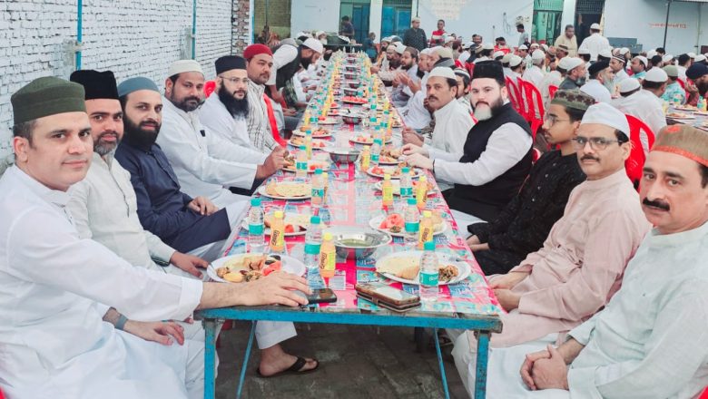 शाहजहांपुर।रमज़ानुल मुबारक के 15 वें रोजे को जन्नत मैरेज हाल में किया गया इफ्तार पार्टी का आयोजन
