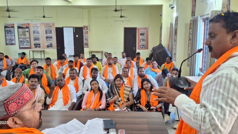 आजमगढ़।भाजपा के जिलाध्यक्ष ध्रुव सिंह ने मंडल अध्यक्ष और जिला पदाधिकारी की बैठक