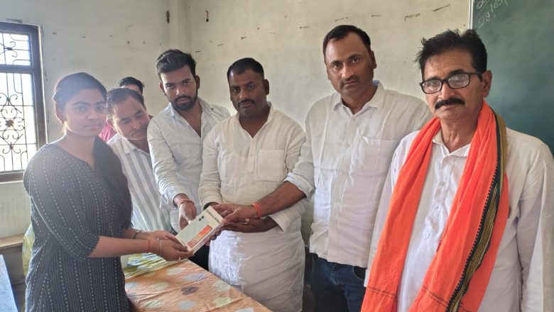 आजमगढ़।मोबाइल पाकर छात्राओं के चेहरे खिले ।