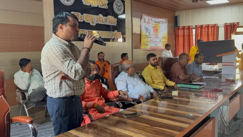 जौनपुर।पूर्व आईएएस ने उठाया समाज सेवक का बीड़ा, अभियान चलाकर निशुल्क बना रहे बुजुर्गों का आयुष्मान कार्ड पूरे जिले में काम कर रही है टीम।