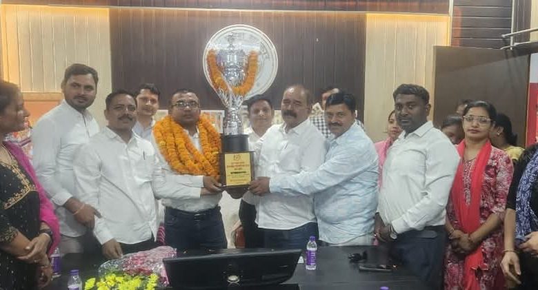 जौनपुर।वाराणसी मंडल बना ओवर ऑल चैंपियन, बीएसए जौनपुर को सौंपी गई विजेता ट्रॉफी।