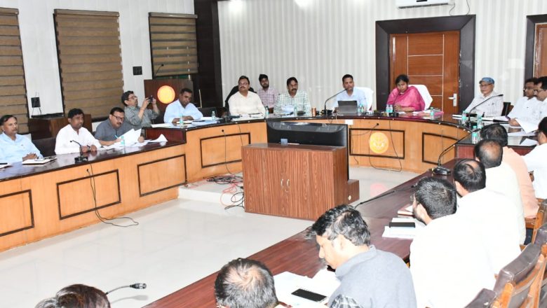 अपूर्ण निर्माण कार्यों को जल्द पूर्ण कराकर हैंडओवर करें अधिकारी:डीएम