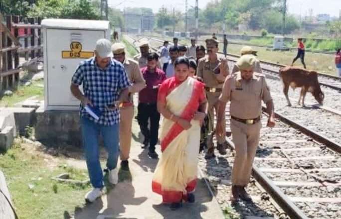 बरेली।ट्रेन से उतरी युवती के साथ दुष्कर्म करने वाला ट्रेन से उसके साथ उतरा था सदस्य महिला आयोग ने किया निरीक्षण