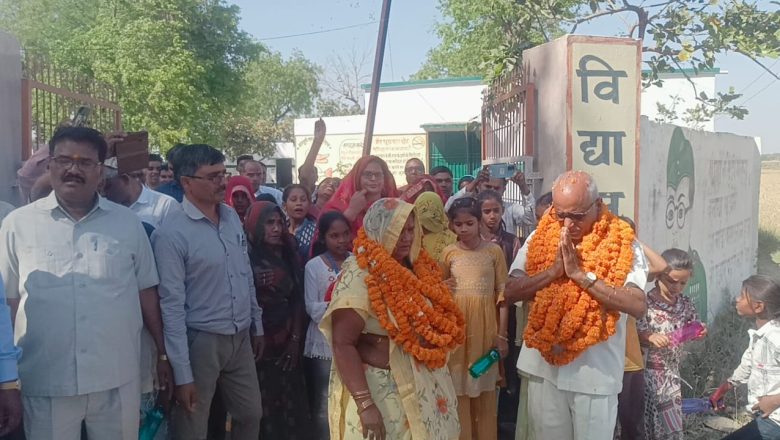 भदोही।फूट-फूट कर रोने लगे पूर्व छात्र और ग्रामीण ,सेवानिवृत प्रधानाध्यापक प्रमोद कुमार यादव को भावभीनी दी गई विदाई