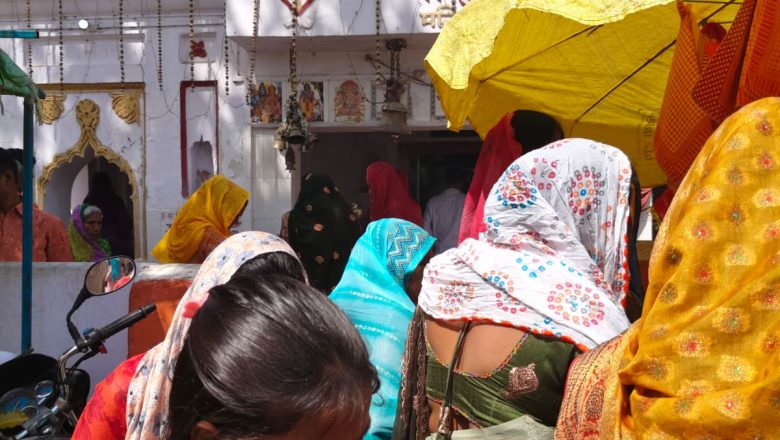 बलिया।चैत्र नवरात्र पर श्रद्धालु भक्तों का पूजन हेतु मन्दिरो़ पर लगा रहा रेला