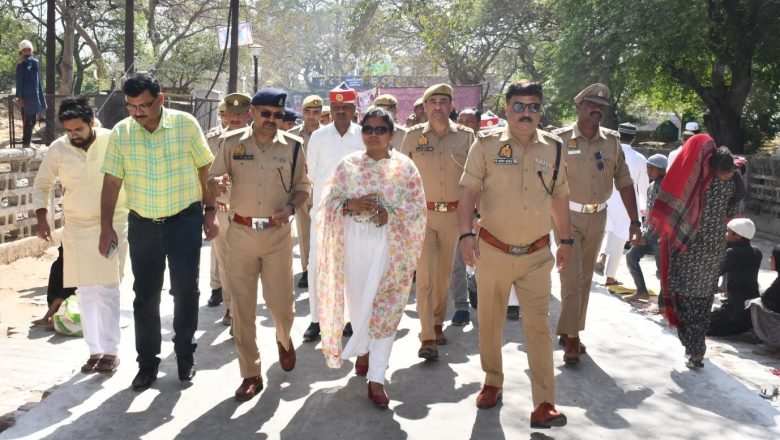 बदायूँ। डीएम व एसएसपी ने ईद के अवसर पर पैदल गश्त कर लिया सुरक्षा व शांति व्यवस्था का जायजा ।