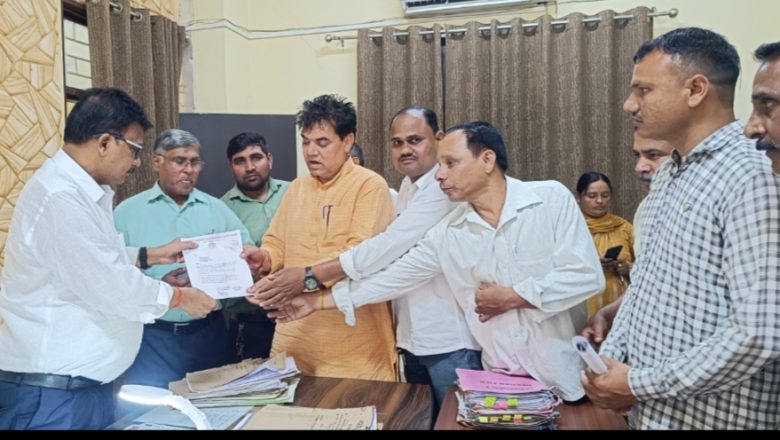 आजमगढ़।सीतापुर में पत्रकार की गोलीमार कर की गयी निर्मम हत्या से मर्माहत ग्रामीण पत्रकारों ने दिया जिलाधिकारी को ज्ञापन , हत्यारों की गिरफ्तारी व सहायता देने की किया मांग़।