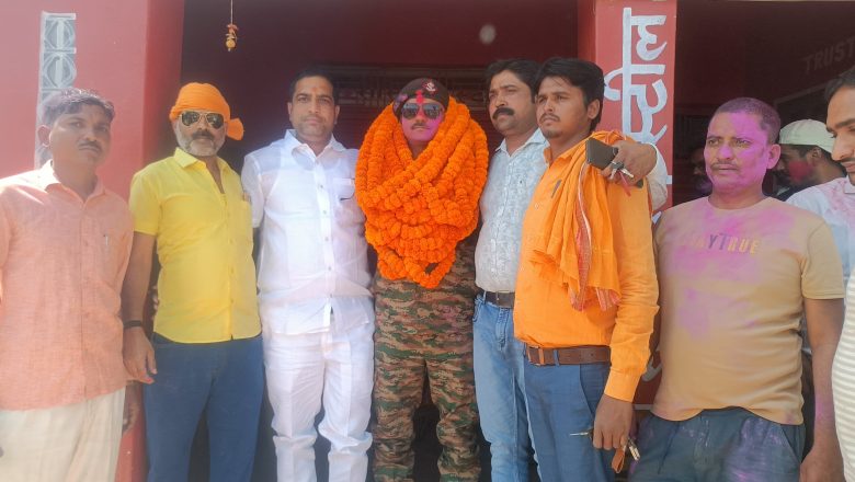 भदोही।आर्मी के रिटायर्ड हवलदार का घर लौटने पर ग्रामीणों ने किया जोरदार स्वागत।