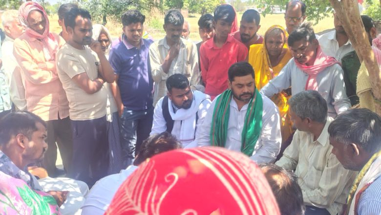 आजमगढ़।तरवां थाने में दलित युवक की हिरासत में मौत के बाद किसान नेताओं ने परिजनों से की मुलाकात। आजमगढ़ ।