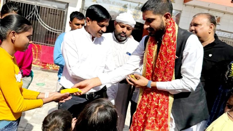 बदायूं सांसद ने प्रसिद्ध काली माता के मंदिर में की पूजा अर्चना कन्याओं को किया प्रसाद वितरण