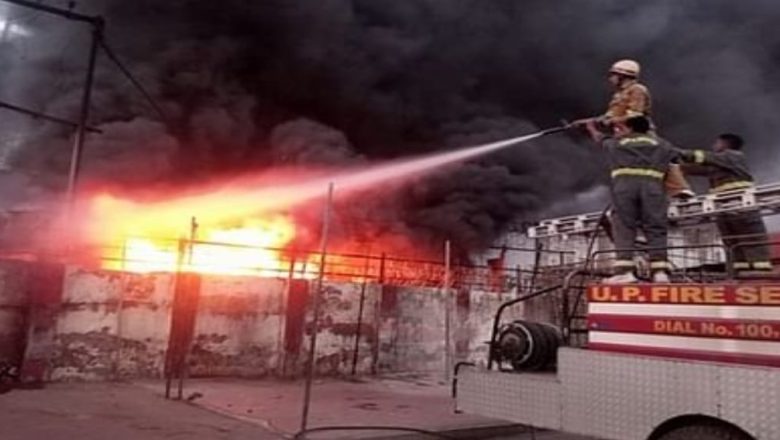 शाहजहांपुर /रोजा मंडी गेट पर लगे ट्रांसफार्मर में लगी आग टायर गोदाम तक पहुंची तीन घंटे बाद काबू में आई आग
